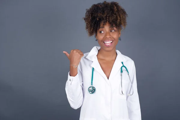 Concepto Omg Doctora Afroamericana Estupefacta Vistiendo Uniforme Médico Con Expresión — Foto de Stock