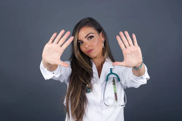 Gestionar Marco Del Dedo Retrato Bella Mujer Doctora Sonriente Mirando —  Fotos de Stock