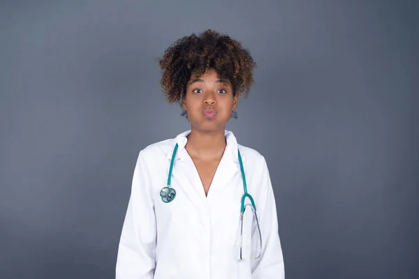 Mooie Afro Amerikaanse Doktersvrouw Die Wangen Puft Met Een Grappig — Stockfoto