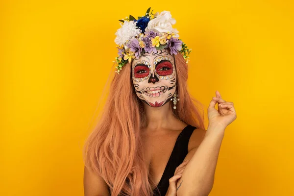 Imagen Alegre Hermosa Joven Encantadora Mujer Con Maquillaje Halloween Pie —  Fotos de Stock