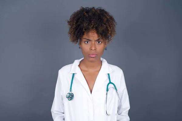 Portret Van Een Verontwaardigde Afro Amerikaanse Doktersvrouw Medisch Uniform Fronsend — Stockfoto