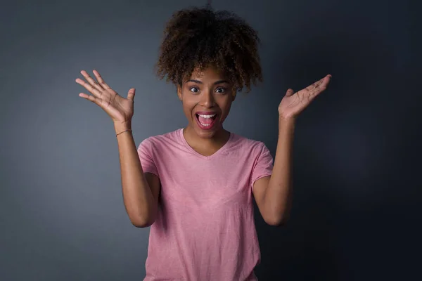 Conquista Conceito Sucesso Mulher Afro Americana Alegre Cabelos Escuros Levantando — Fotografia de Stock