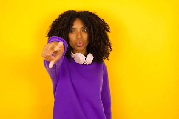 Mulher Afro Americana Aponta Para Frente Fundo Amarelo Conceito Emoções — Fotografia de Stock