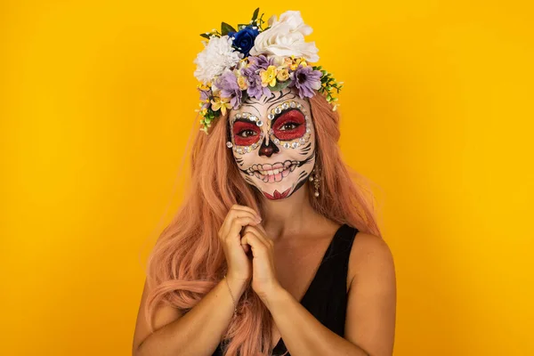 Mujer Joven Encantadora Soñadora Con Maquillaje Halloween Con Expresión Agradable — Foto de Stock