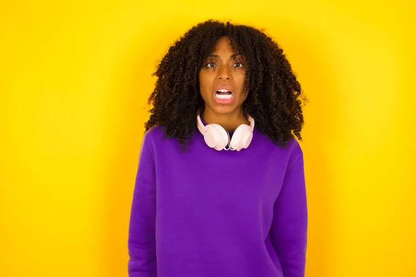 アフリカ系アメリカ人女性は口を開いて畏敬の念で立ってショックを受けた 感情やジェスチャーの概念 — ストック写真