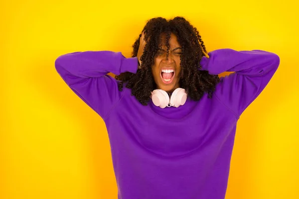 Une Femme Afro Américaine Crie Couvre Les Oreilles Des Mains — Photo