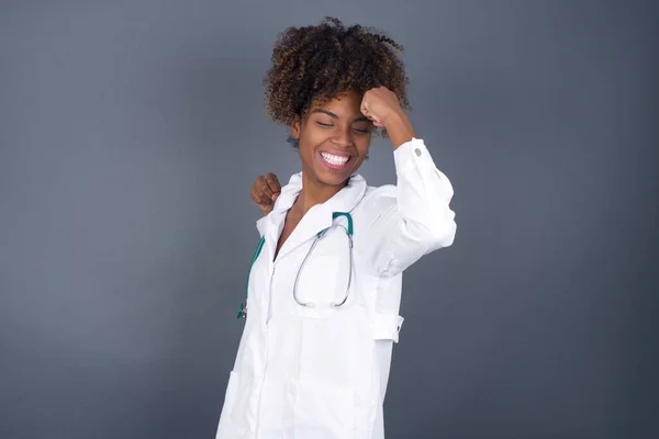 Médico Afroamericano Vistiendo Uniforme Médico Celebrando Una Victoria Golpeando Aire — Foto de Stock