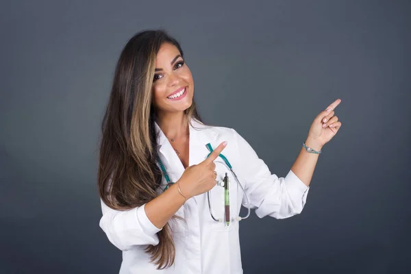 Mulher Muito Jovem Médico Com Expressão Positiva Vestindo Uniforme Médico — Fotografia de Stock