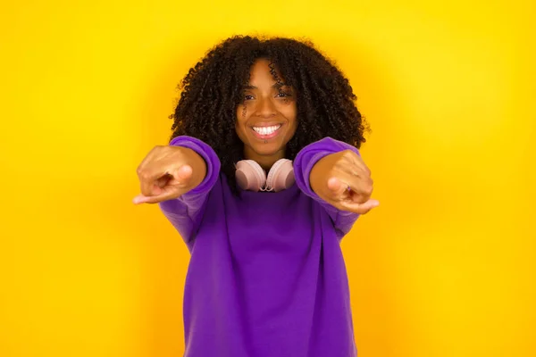 Afroamerikanerin Zeigt Mit Beiden Händen Die Kamera Und Lächelt Emotionen — Stockfoto