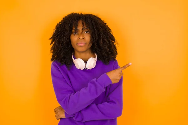 Mulher Afro Americana Aponta Para Algo Parece Infeliz Conceito Emoções — Fotografia de Stock