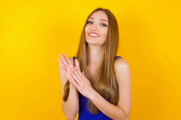 Joven Mujer Exitosa Pie Contra Pared Amarilla Sintiéndose Feliz Sonriendo —  Fotos de Stock