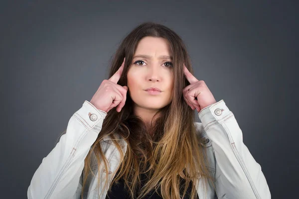 Femme Caucasienne Avec Une Expression Réfléchie Regarde Loin Garde Main — Photo