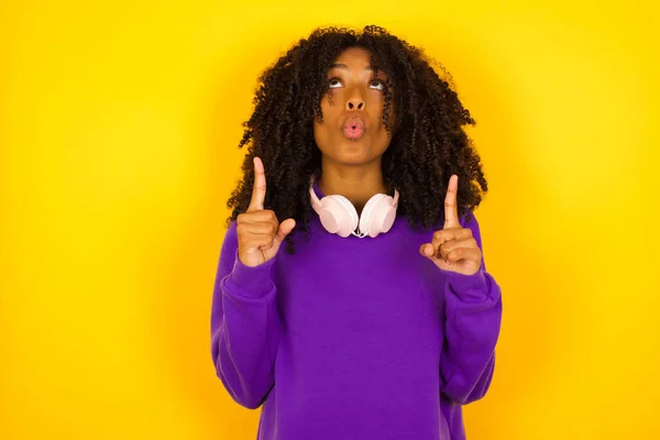 Jovem Bela Mulher Afro Americana Vestindo Camisola Malha Roxa Apontando — Fotografia de Stock