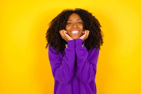 Joven Hermosa Mujer Afroamericana Vistiendo Suéter Punto Púrpura Sonriendo Sobre — Foto de Stock