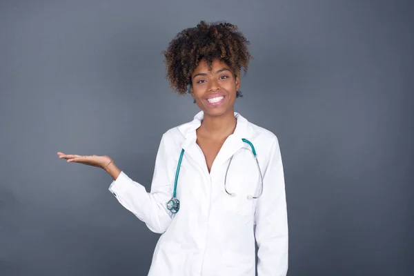 Positieve Afro Amerikaanse Arts Vrouw Draagt Medisch Uniform Zegt Wow — Stockfoto