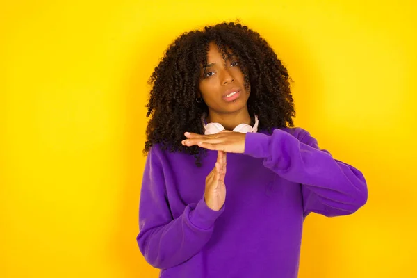 Mujer Afroamericana Muestra Señal Stop Gesture Sobre Fondo Amarillo Concepto —  Fotos de Stock