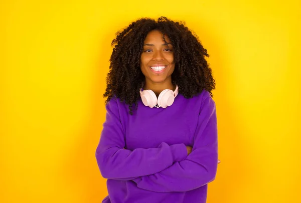 Mooie Afrikaanse Amerikaanse Vrouw Met Armen Gekruist Tegen Gele Achtergrond — Stockfoto