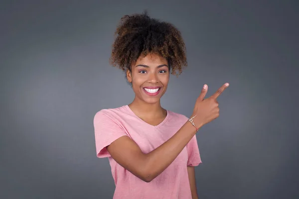 Kijk Daar Eens Mooie Afro Amerikaanse Donkerharige Vrouw Wijzend Weg — Stockfoto