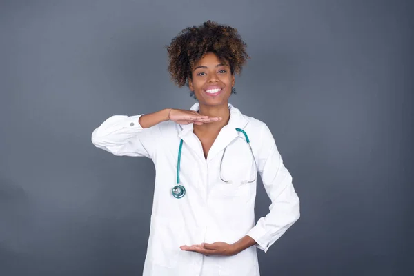 Afro Amerikaanse Dokter Vrouw Draagt Medisch Uniform Geïsoleerde Achtergrond Gebaren — Stockfoto
