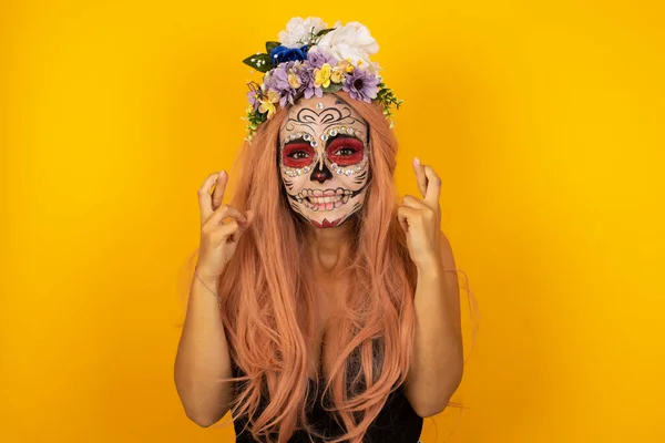 Hermosa Joven Con Maquillaje Halloween Sosteniendo Los Dedos Cruzados Con — Foto de Stock