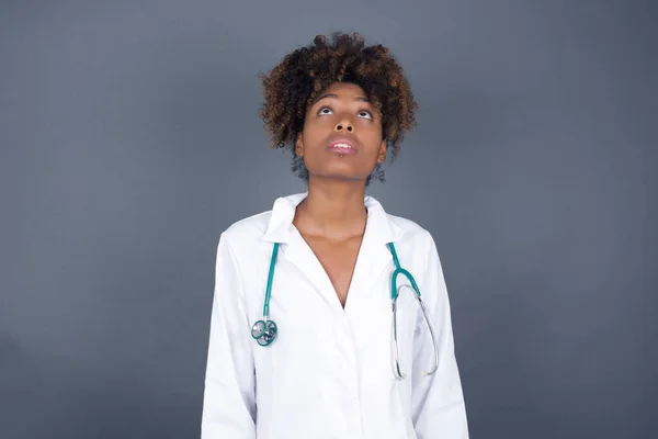 Porträt Einer Geheimnisvollen Charmanten Afroamerikanischen Ärztin Die Mit Rätselhaftem Lächeln — Stockfoto