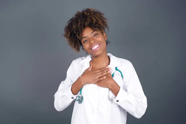 Mujer Médica Afroamericana Vistiendo Uniforme Médico Pie Sonriendo Aislado Fondo —  Fotos de Stock