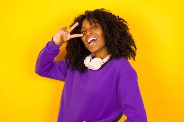 非裔美国女性微笑着 并展示出和平的迹象 情感和手势概念 — 图库照片