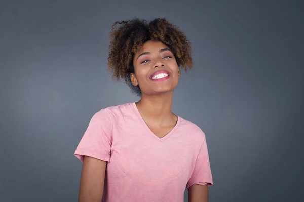 Giovane Bella Donna Afro Americana Con Ampio Sorriso Mostra Denti — Foto Stock