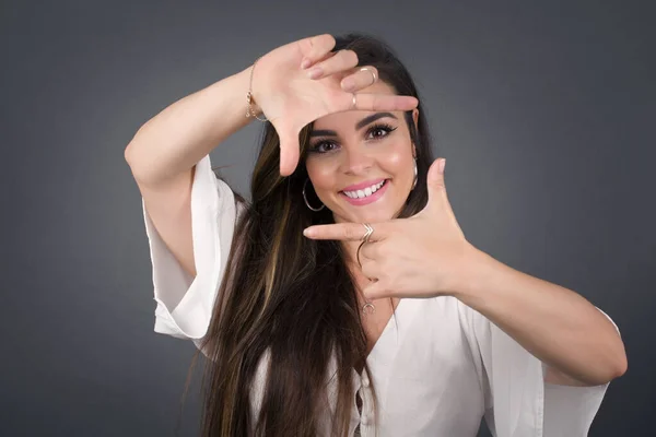 Retrato Mujer Joven Positiva Con Expresión Alegre Vestido Con Suéter — Foto de Stock