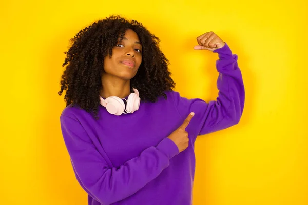 Donna Afroamericana Sfondo Giallo Mostra Suoi Muscoli Emozioni Gesti Concetto — Foto Stock