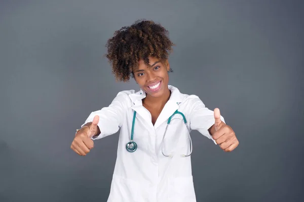 Jovem Afro Americana Médica Mulher Sobre Fundo Isolado Aprovando Fazer — Fotografia de Stock