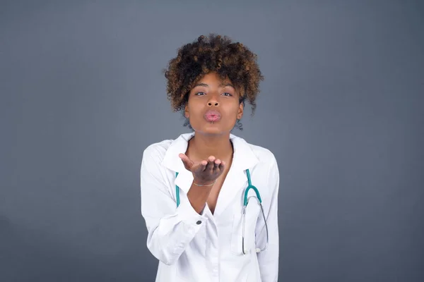 Lindo Atractivo Médico Afroamericano Mujer Con Uniforme Médico Golpes Beso —  Fotos de Stock