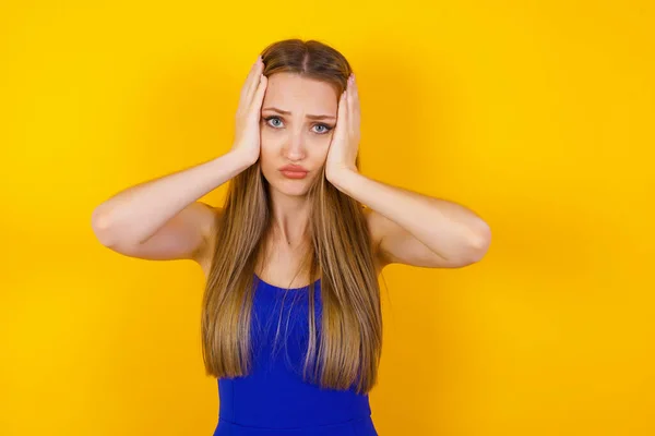 Retrato Una Hermosa Joven Sosteniendo Cabeza Las Manos Con Expresión — Foto de Stock