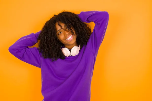 Mujer Afroamericana Sostiene Sus Manos Detrás Cabeza Feliz Concepto Emociones —  Fotos de Stock