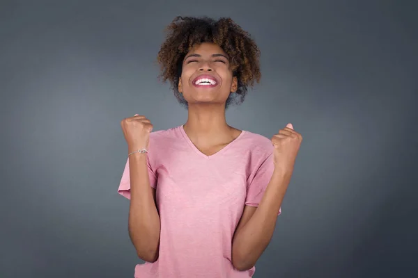 Portret Van Een Mooie Afro Amerikaanse Vrouw Kijkt Opgewonden Houdt — Stockfoto