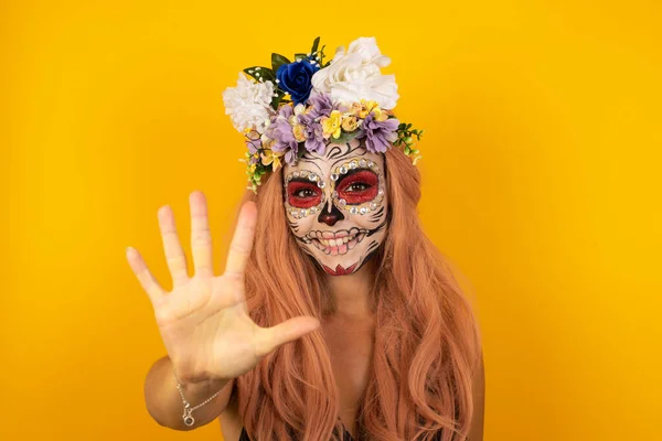 Joven Mujer Encantadora Con Maquillaje Halloween Pie Contra Pared Amarilla —  Fotos de Stock