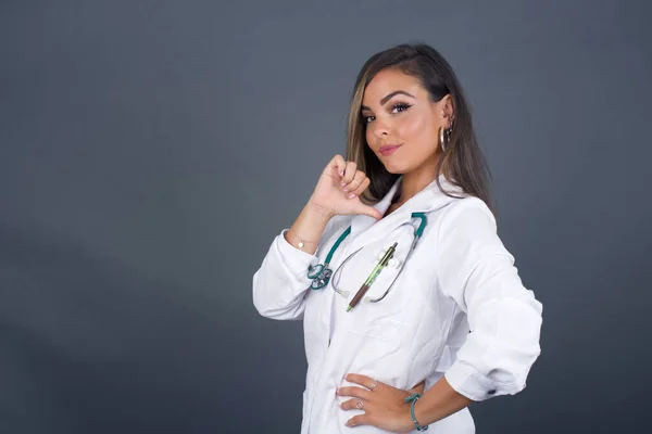 Close Alegre Bela Morena Europeia Jovem Médico Mulher Parece Alegre — Fotografia de Stock