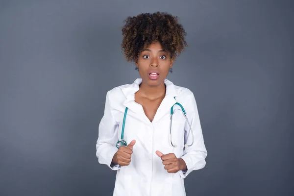 Menselijke Gezichtsuitdrukkingen Emoties Portret Van Een Afro Amerikaanse Doktersvrouw Een — Stockfoto