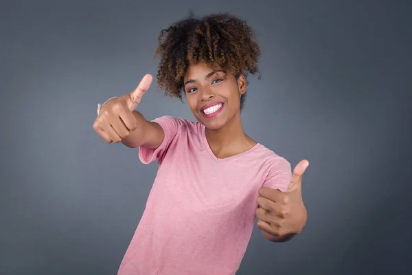 Jonge Mooie Afrikaanse Amerikaanse Vrouw Geïsoleerde Achtergrond Goed Keuren Doen — Stockfoto