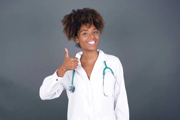 Bel Lavoro Ritratto Una Felice Dottoressa Afroamericana Che Pollice Gesto — Foto Stock