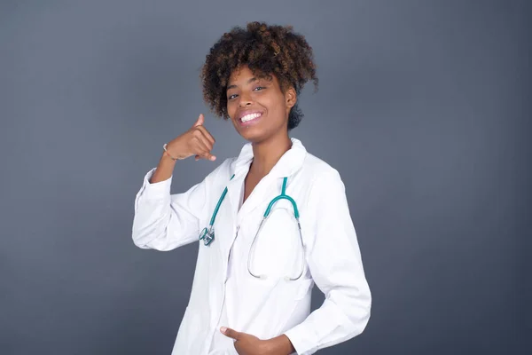 Aantrekkelijke Afro Amerikaanse Arts Vrouw Imiteert Telefoongesprek Houdt Hand Hand — Stockfoto