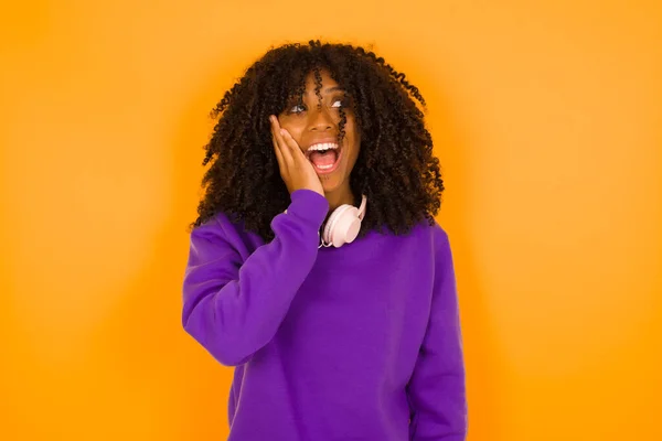 Afro Americana Fêmea Agradavelmente Surpreendido Fundo Amarelo Conceito Emoções Gestos — Fotografia de Stock