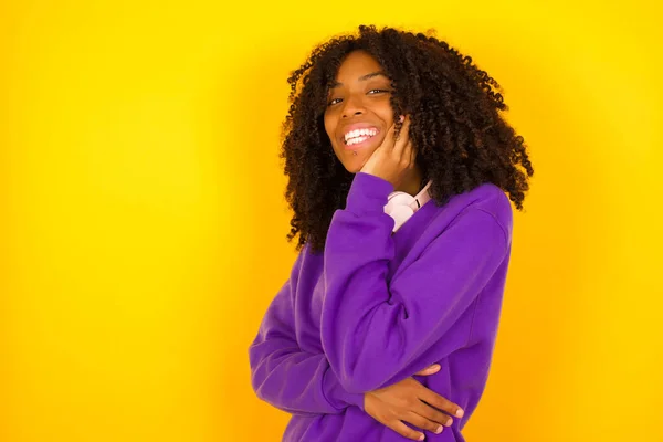 Sorrisi Femminili Afroamericani Con Eccitazione Sfondo Giallo Emozioni Gesti Concetto — Foto Stock