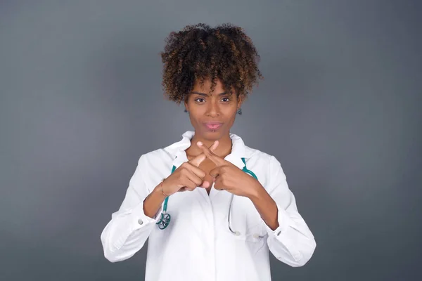 Jonge Afro Amerikaanse Arts Vrouw Draagt Medisch Uniform Geïsoleerde Achtergrond — Stockfoto