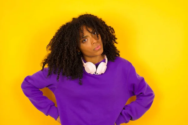 African American Female Yellow Background Holding Hands Her Sides Looks — Stock Photo, Image