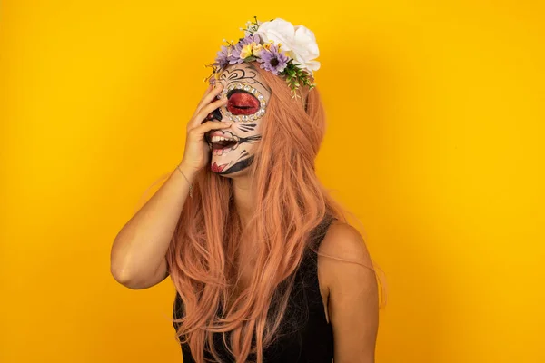 Carismático Despreocupado Alegre Mujer Aspecto Amistoso Con Maquillaje Halloween Gusta —  Fotos de Stock