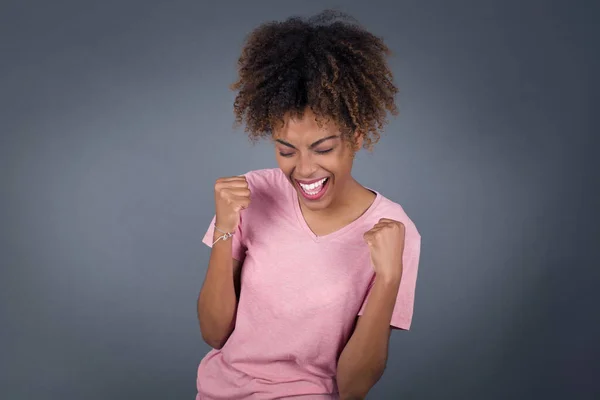 Mulher Afro Americana Alegrando Seu Sucesso Vitória Apertando Seus Punhos — Fotografia de Stock