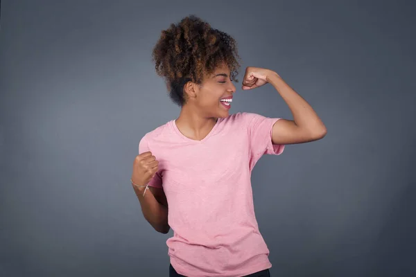 Aantrekkelijke Jonge Afro Amerikaanse Vrouw Viert Een Overwinning Stoten Lucht — Stockfoto