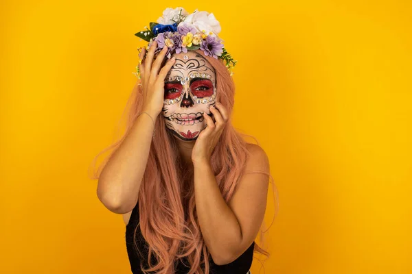 Joven Mujer Sombría Con Maquillaje Halloween Escondiendo Cara Con Las — Foto de Stock