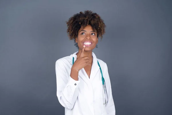Verträumte Afroamerikanische Ärztin Mit Nachdenklichem Gesichtsausdruck Blickt Die Kamera Hält — Stockfoto